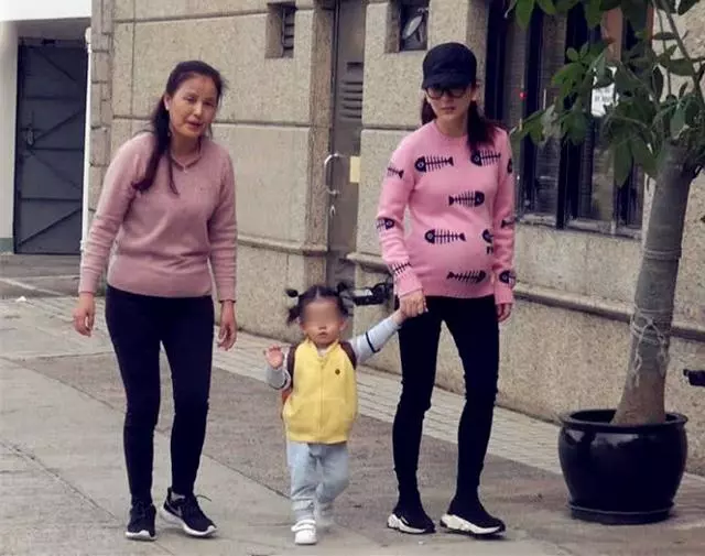 「天王嫂」最新行蹤!方媛挺6月孕肚帶1歲女兒散步,Chantelle主動跟記者打招呼萌態十足!