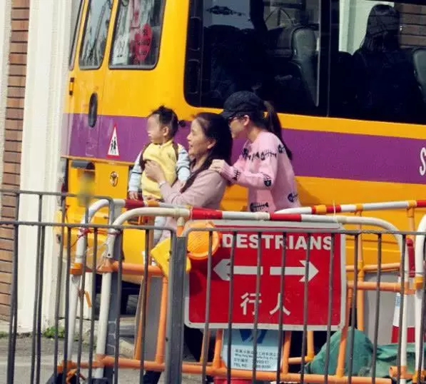 「天王嫂」最新行蹤!方媛挺6月孕肚帶1歲女兒散步,Chantelle主動跟記者打招呼萌態十足!