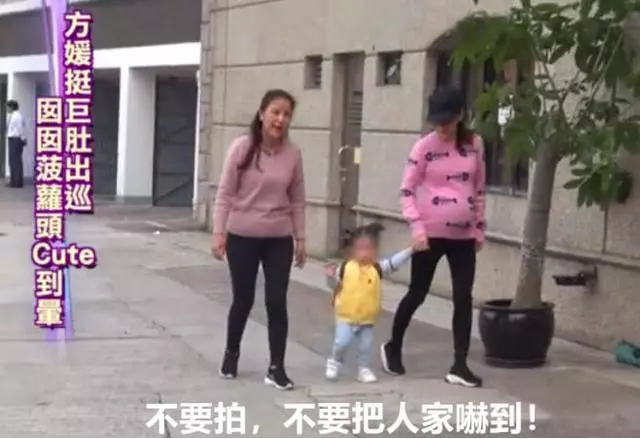 「天王嫂」最新行蹤!方媛挺6月孕肚帶1歲女兒散步,Chantelle主動跟記者打招呼萌態十足!