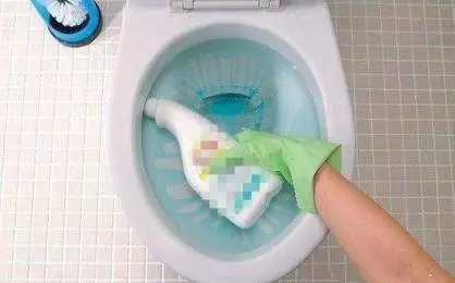 馬桶用一段時間就泛黃發臭,婆婆用一個笨方法,再不用天天刷馬桶!