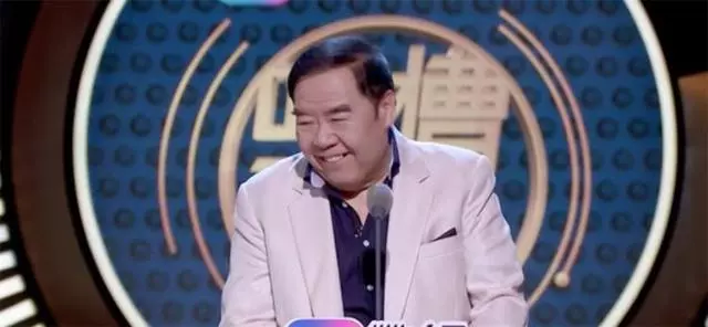 洪金寶、鄭則仕近照曝光,一個坐輪椅一個暴瘦,滿頭白髮令人心酸