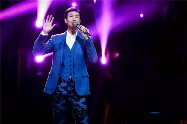 洪金寶、鄭則仕近照曝光,一個坐輪椅一個暴瘦,滿頭白髮令人心酸