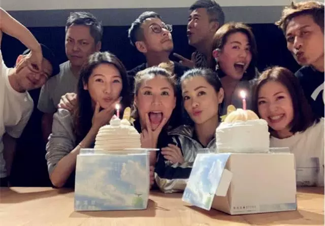 楊冪被曝返港看女兒後劉愷威現身同學會,對著鏡頭搞怪擺拍心情好!
