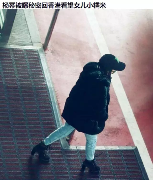 楊冪被曝返港看女兒後劉愷威現身同學會,對著鏡頭搞怪擺拍心情好!