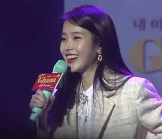 哭笑不得!讓路人強行加入自己的粉絲團?IU李知恩就做到了這一點
