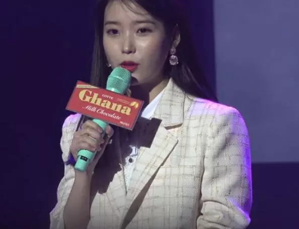 哭笑不得!讓路人強行加入自己的粉絲團?IU李知恩就做到了這一點