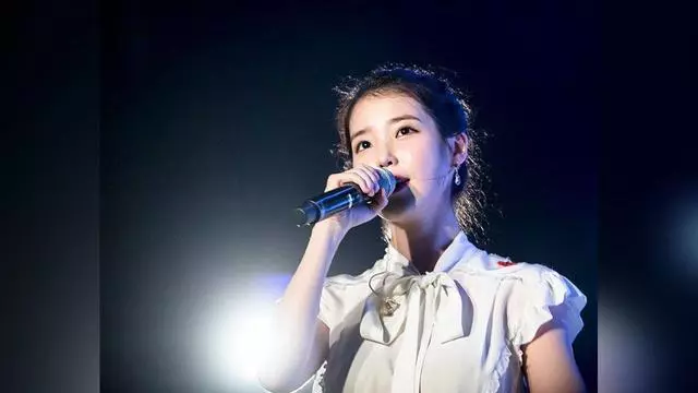哭笑不得!讓路人強行加入自己的粉絲團?IU李知恩就做到了這一點