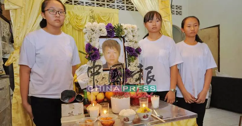 「 媽,您放心走吧 我們會堅強,好好生活" 三姐妹今日在母親喪禮上哭成淚人