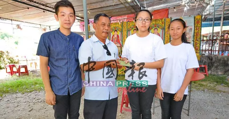 「 媽,您放心走吧 我們會堅強,好好生活" 三姐妹今日在母親喪禮上哭成淚人