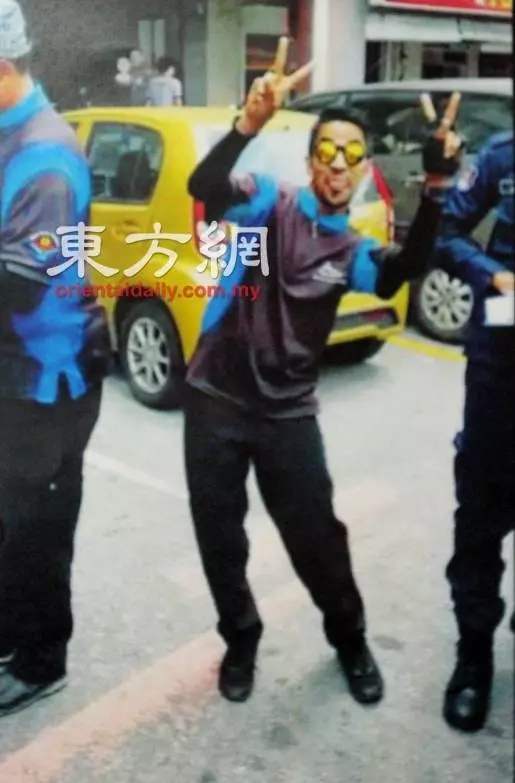 華裔婦女車輪被鎖,毆打官員並開口~~你要我爆你的頭還是你的車?