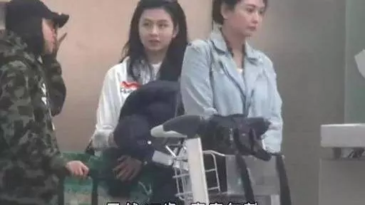 邱淑貞送女兒出國不停碎碎念,17歲沈月扁嘴撒嬌太可愛了