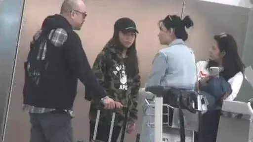 邱淑貞送女兒出國不停碎碎念,17歲沈月扁嘴撒嬌太可愛了