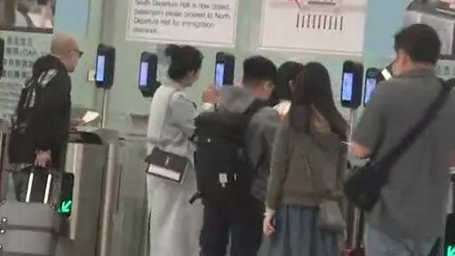 邱淑貞送女兒出國不停碎碎念,17歲沈月扁嘴撒嬌太可愛了