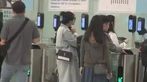 邱淑貞送女兒出國不停碎碎念,17歲沈月扁嘴撒嬌太可愛了