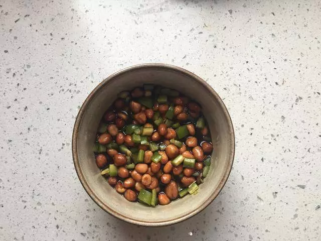 花生和醋拌著吃,每天一口,三高變低,白髮生黑,精神也好了