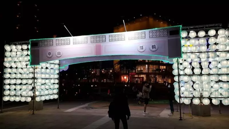 只聽過高雄蓮花燈!那你看過中台灣燈會「紙紮燈橋」 網酸「奈何橋」