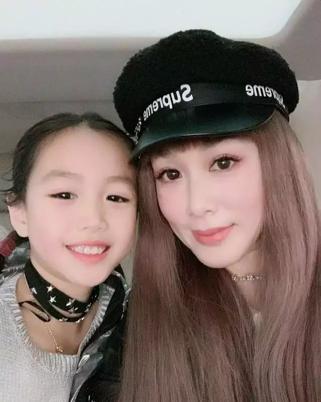 鍾麗緹換新髮型妝容精緻顯年輕,跟小女兒合影被贊兩人似姐妹
