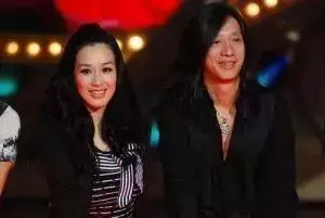 鍾麗緹換新髮型妝容精緻顯年輕,跟小女兒合影被贊兩人似姐妹
