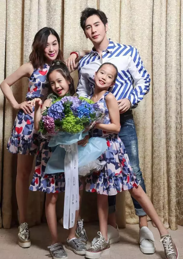鍾麗緹換新髮型妝容精緻顯年輕,跟小女兒合影被贊兩人似姐妹
