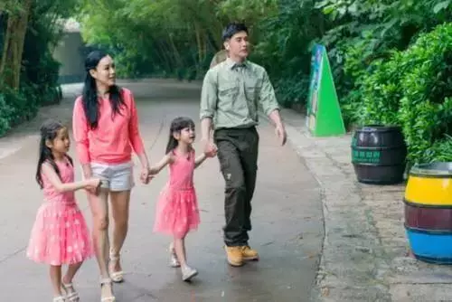 鍾麗緹換新髮型妝容精緻顯年輕,跟小女兒合影被贊兩人似姐妹