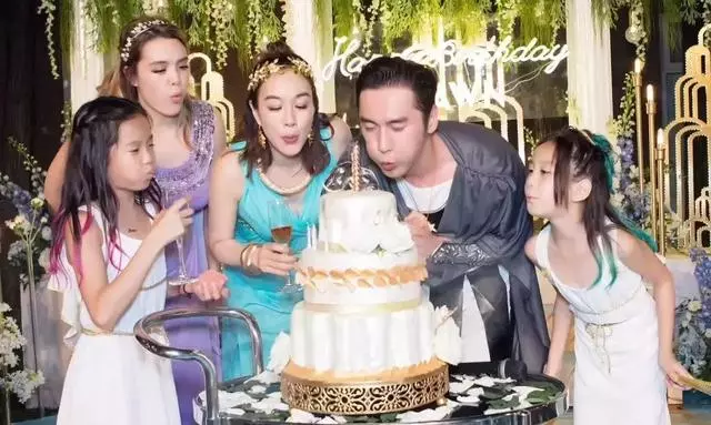 鍾麗緹換新髮型妝容精緻顯年輕,跟小女兒合影被贊兩人似姐妹