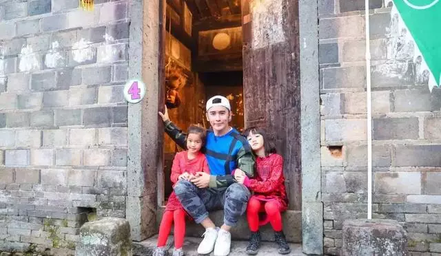 鍾麗緹換新髮型妝容精緻顯年輕,跟小女兒合影被贊兩人似姐妹