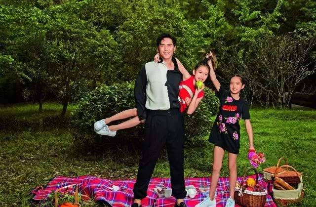 鍾麗緹換新髮型妝容精緻顯年輕,跟小女兒合影被贊兩人似姐妹