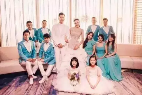鍾麗緹換新髮型妝容精緻顯年輕,跟小女兒合影被贊兩人似姐妹