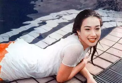 鍾麗緹換新髮型妝容精緻顯年輕,跟小女兒合影被贊兩人似姐妹