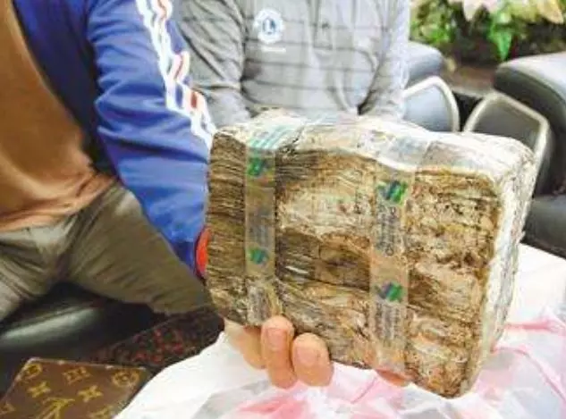 老人拿錢看病,發現5萬塊錢發黴,找銀行幫忙兌換,結果卻發了財