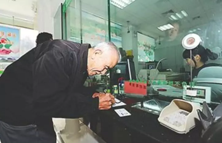 老人拿錢看病,發現5萬塊錢發黴,找銀行幫忙兌換,結果卻發了財