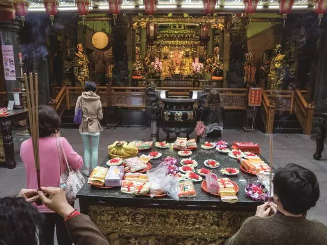 孫女出事腳保不住!阿嬤淚崩求觀音「折壽換痊癒」 神明聽完「給出4個字」真的帶走她