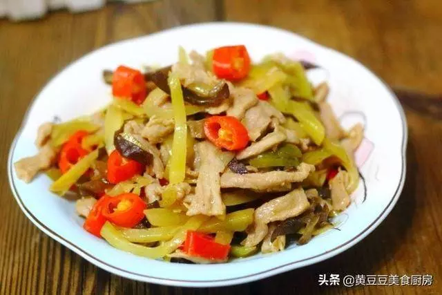 榨菜炒肉絲，家家必備的一道家常菜，炒得好吃有秘訣！