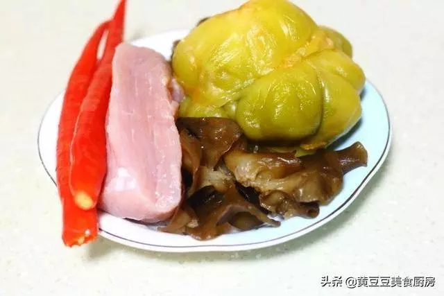 榨菜炒肉絲，家家必備的一道家常菜，炒得好吃有秘訣！