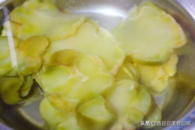 榨菜炒肉絲，家家必備的一道家常菜，炒得好吃有秘訣！