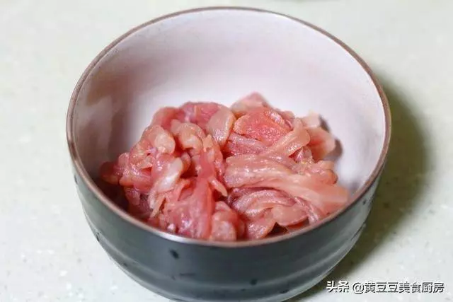 榨菜炒肉絲，家家必備的一道家常菜，炒得好吃有秘訣！
