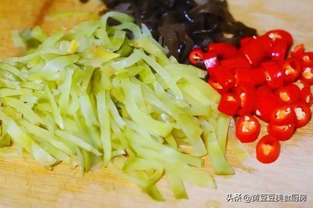 榨菜炒肉絲，家家必備的一道家常菜，炒得好吃有秘訣！
