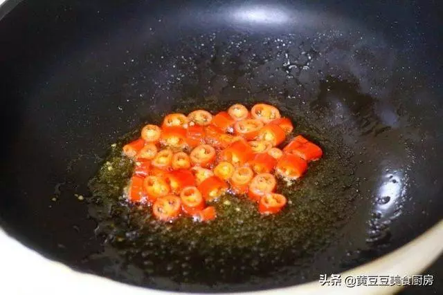 榨菜炒肉絲，家家必備的一道家常菜，炒得好吃有秘訣！
