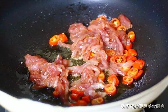 榨菜炒肉絲，家家必備的一道家常菜，炒得好吃有秘訣！