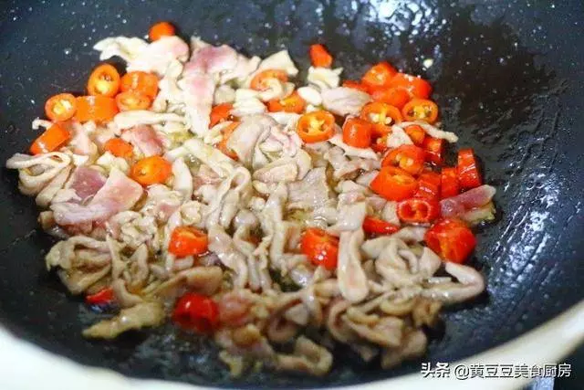 榨菜炒肉絲，家家必備的一道家常菜，炒得好吃有秘訣！