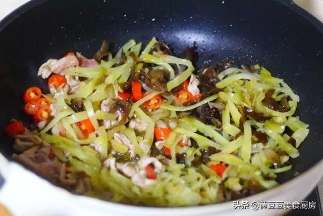 榨菜炒肉絲，家家必備的一道家常菜，炒得好吃有秘訣！