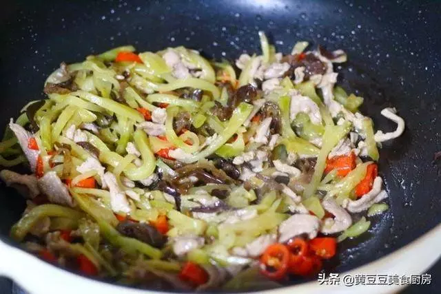 榨菜炒肉絲，家家必備的一道家常菜，炒得好吃有秘訣！