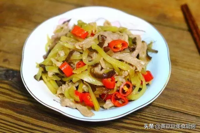 榨菜炒肉絲，家家必備的一道家常菜，炒得好吃有秘訣！