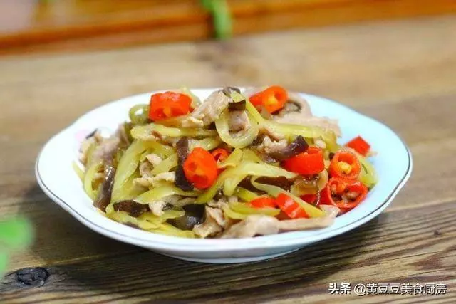 榨菜炒肉絲，家家必備的一道家常菜，炒得好吃有秘訣！