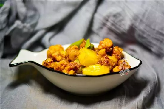 【菠蘿 咕咾肉】這道菜非常受小孩的歡迎,酸甜的味道可以增進食慾非常開胃!