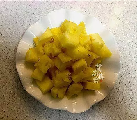 【菠蘿 咕咾肉】這道菜非常受小孩的歡迎,酸甜的味道可以增進食慾非常開胃!