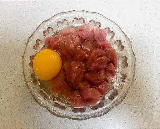【菠蘿 咕咾肉】這道菜非常受小孩的歡迎,酸甜的味道可以增進食慾非常開胃!