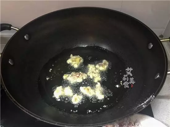 【菠蘿 咕咾肉】這道菜非常受小孩的歡迎,酸甜的味道可以增進食慾非常開胃!