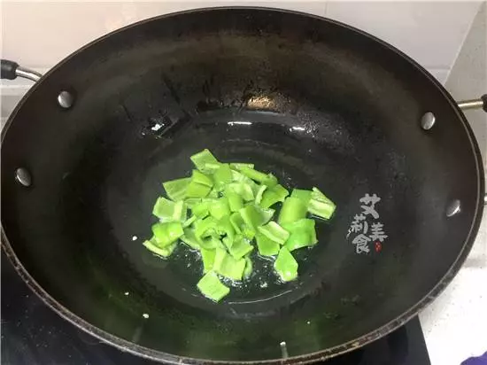 【菠蘿 咕咾肉】這道菜非常受小孩的歡迎,酸甜的味道可以增進食慾非常開胃!