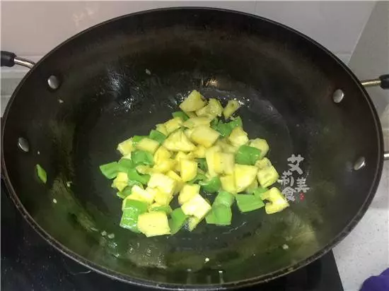 【菠蘿 咕咾肉】這道菜非常受小孩的歡迎,酸甜的味道可以增進食慾非常開胃!